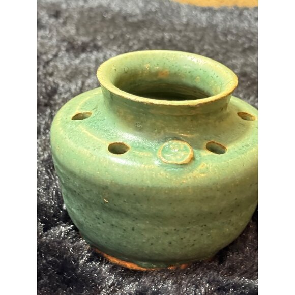Vintage Pottery Green Ceramic Frog Vase Signed 6 Holes - Picture 5 of 7